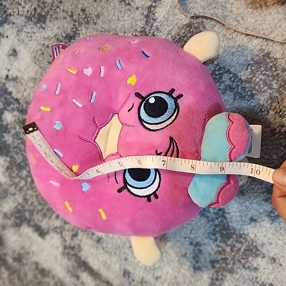 Shopkins d'lish donut plush toy - Picture 6 of 6